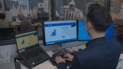 Yat Li views the Pledge to Measure website.